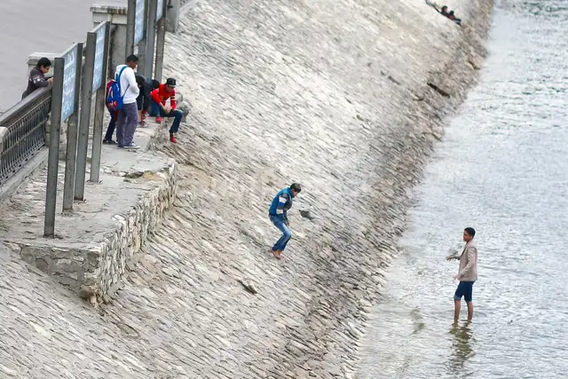 People by Kornish el Nil in Cairo 3