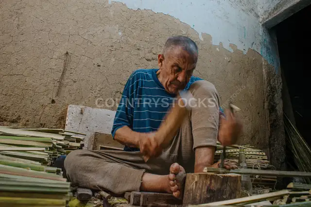 Traditional Palm Frond Crate Maker in Al Manzalah
