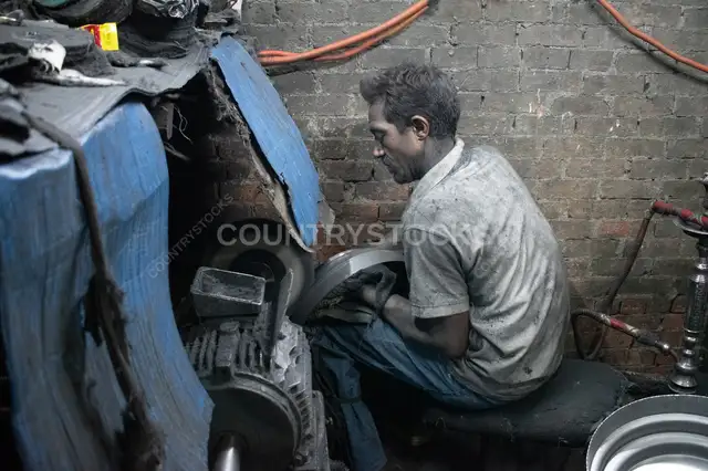 Traditional Egyptian Metal Turning Workshop – “Warshit El Kharata” in Historic Cairo