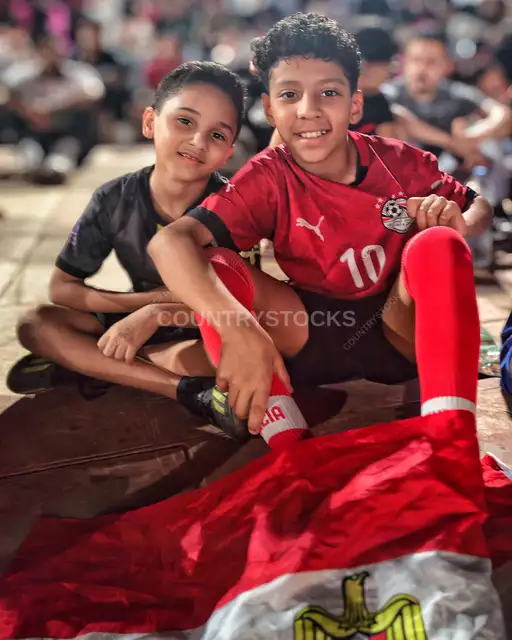 Young Fan Proudly Holds Egypt’s Emblem Before FIFA World Cup 2026 Match
