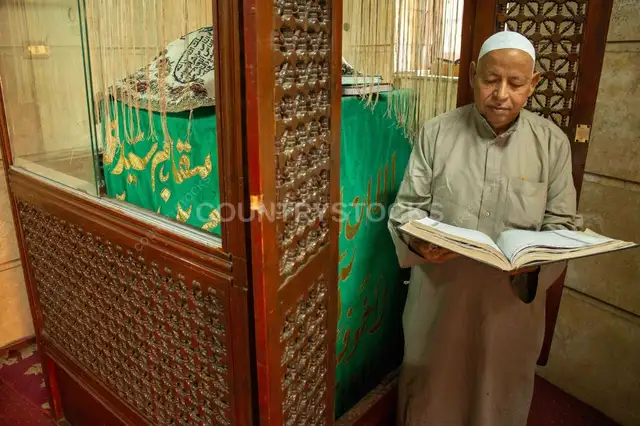 Maqam Keeper Reading Quran at Cairo 2017