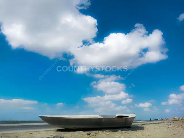 قارب صيد على شاطئ بحيرة المنزلة، الدقهلية
