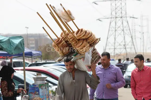بائع سميت في سوق السيارات القديمة بمدينة نصر 2
