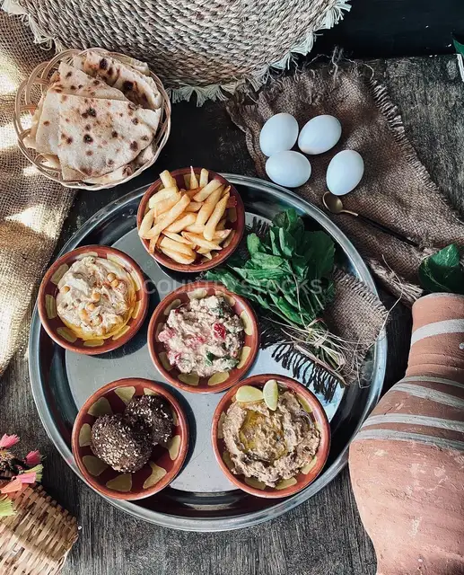 فطار مصري تقليدي بالفلافل والبيض والبطاطس والعيش البلدي