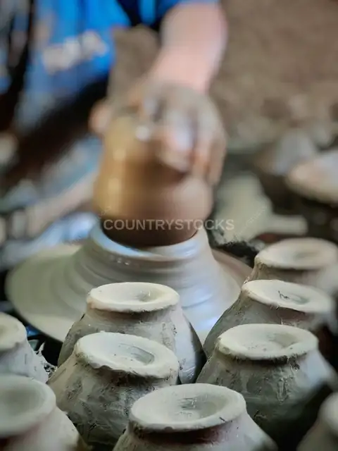 صانع فخار يشكّل الطين على العجلة، المنوفية