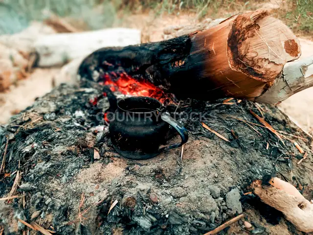 شاي سيوة يُعدّ على نار مكشوفة
