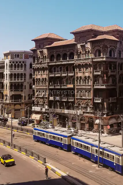 ترام الإسكندرية القديم في شوارع المدينة التاريخية