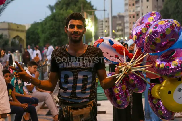بائع بالونات ملوّنة للأطفال