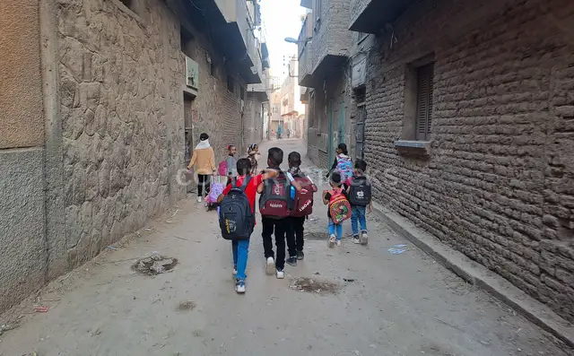 أطفال في طريقهم للمدرسة، قنا صعيد مصر