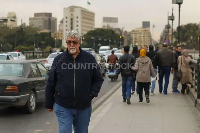 راجل بيمشي على كوبري قصر النيل في القاهرة