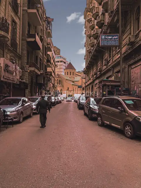 مشهد شارع وسط البلد بالقاهرة مع كنيسة