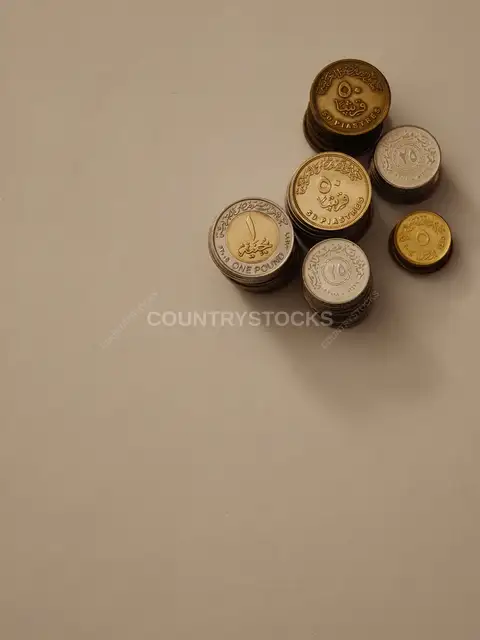عملات معدنية مصرية مكدسة على خلفية فاتحة