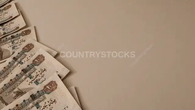 أوراق نقدية بالجنيه المصري على خلفية محايدة