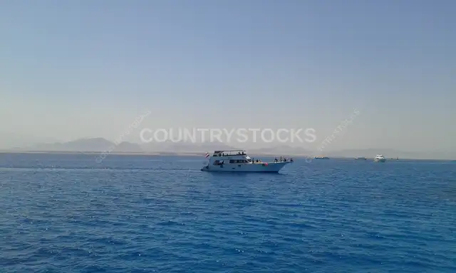 قارب سياحي في البحر الأحمر، شرم الشيخ