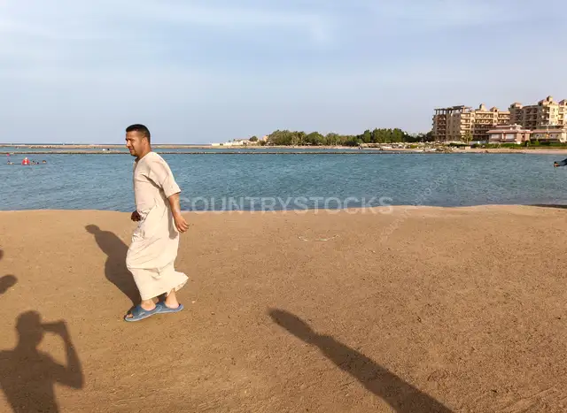 رجل يمشي على كورنيش الغردقة
