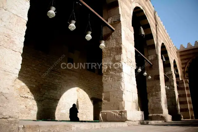 مسجد القاهرة الأزرق – لقطة صلاة في عمارة إسلامية تاريخية