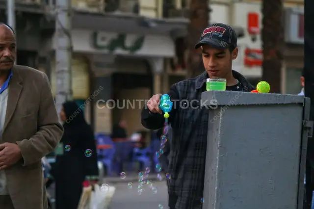 فقاعات صابون قدام محل في شارع بالقاهرة