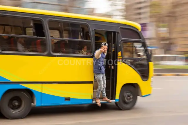 شاب معلق من ميكروباص متحرك في القاهرة 2
