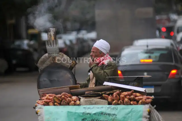 بائع بطاطا حلوة تقليدي في شارع مصري
