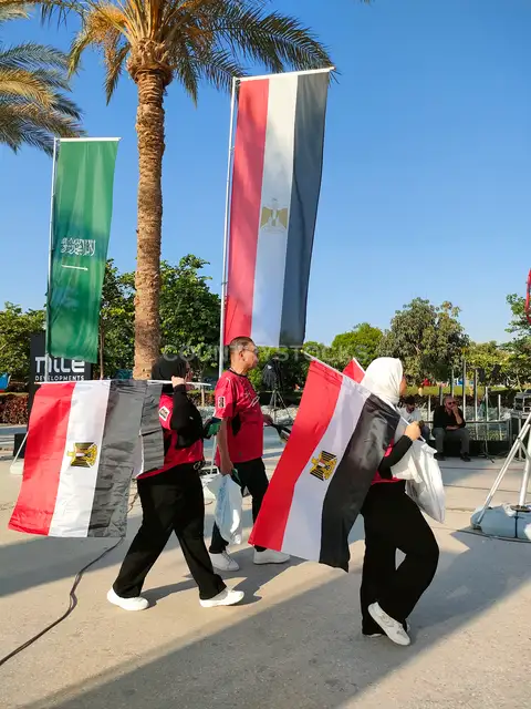 مشجعون مصريون يحملون الأعلام في فان زون كأس العالم FIFA 2026