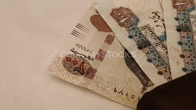 أوراق نقدية بالجنيه المصري على سطح أبيض