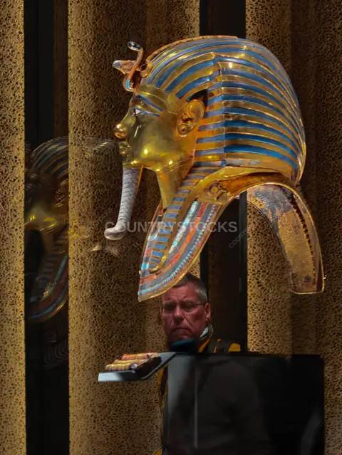 قناع توت عنخ آمون الذهبي، المتحف المصري القاهرة