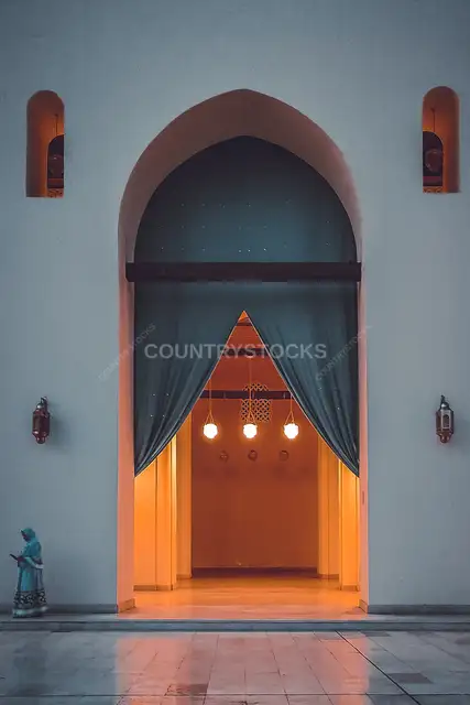 مدخل مسجد جامع الحاكم بأمر الله بالأقواس والفوانيس، القاهرة