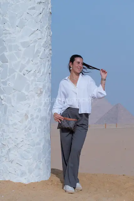 امرأة تتصوّر بجوار أهرامات الجيزة