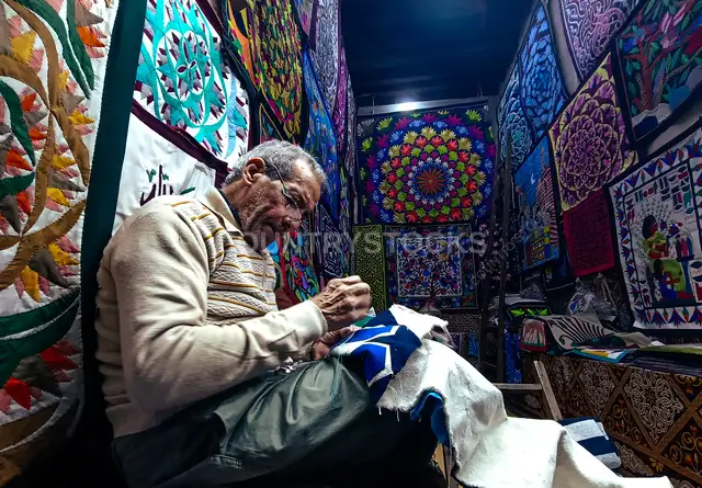 حرفي خيامية يخيط خيمة جديدة بجوار باب زويلة