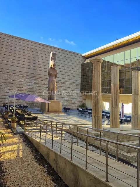الفناء الخارجي بالمتحف اليوناني الروماني، الإسكندرية