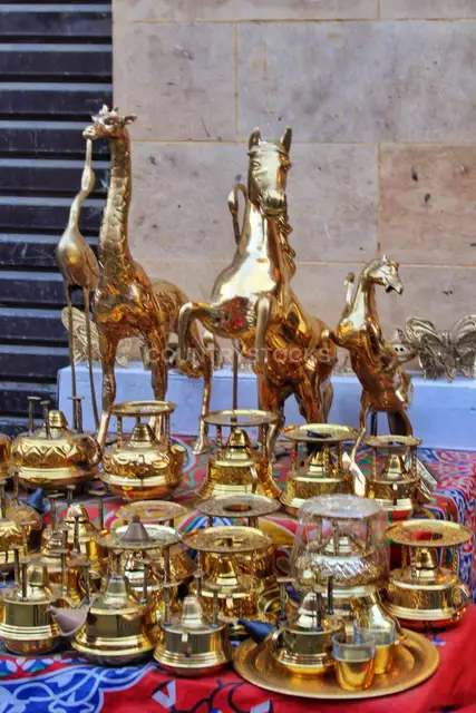 تماثيل نحاسية لخيول وزرافات مع أدوات قهوة، خان الخليلي