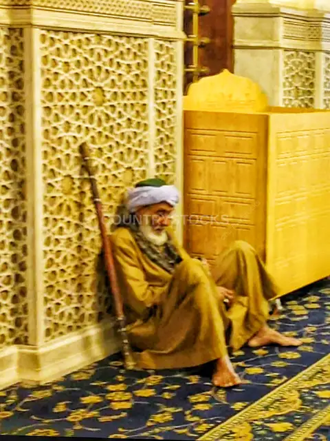 رجل مسن يستريح داخل مسجد السيدة زينب بالقاهرة