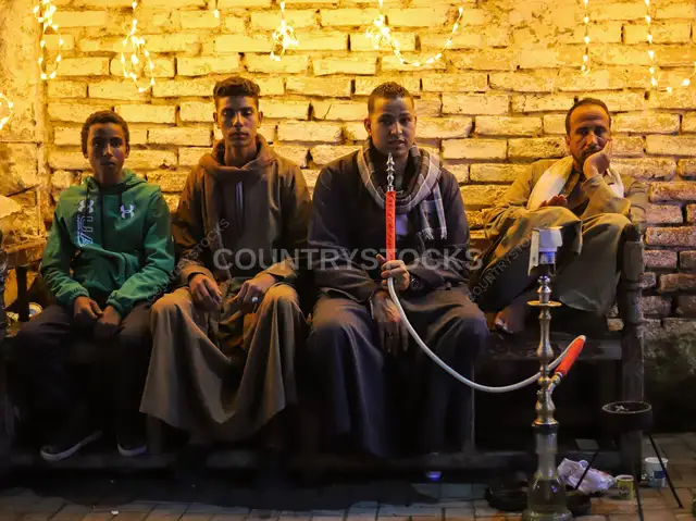 شباب يدخنون الشيشة في احتفالات مولد النبي بقنا