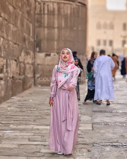 طفلة بملابس العيد في مسجد السلطان حسن