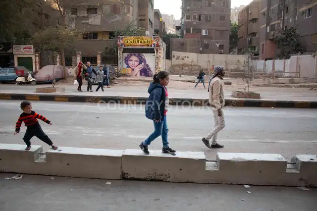 أطفال ورجل بيمشوا في شارع السودان بالقاهرة