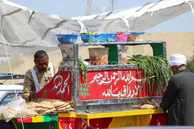عربية فول وطعمية في شارع من شوارع القاهرة