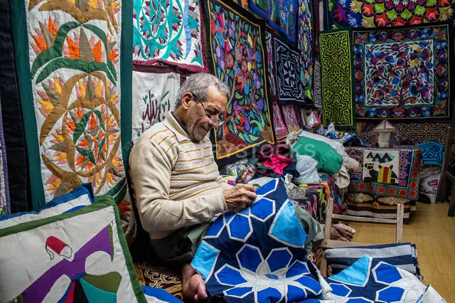 فنان الخيامية التقليدية في الدرب الأحمر