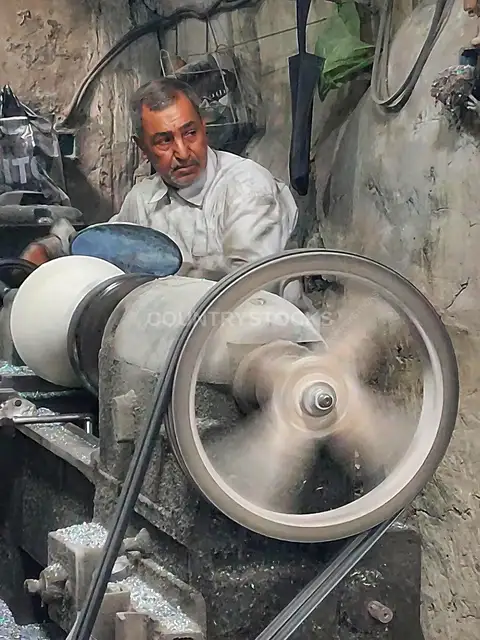 صانع الطبلة المصري في ورش الفراهدة – حرفة صناعة الطبلة التقليدية