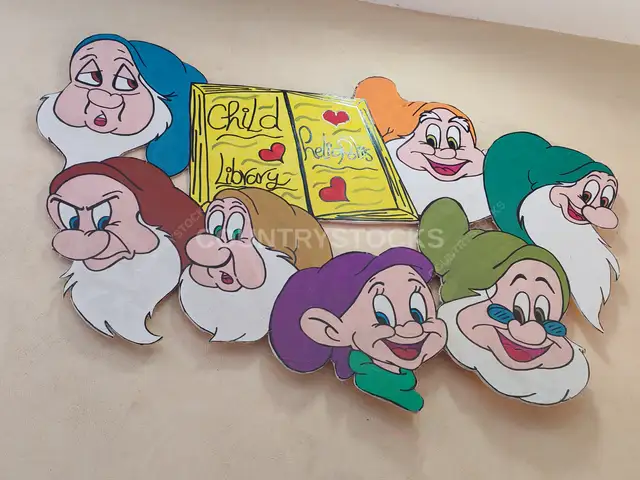 مجسم الأقزام السبعة ولافتة مكتبة الطفل، القاهرة