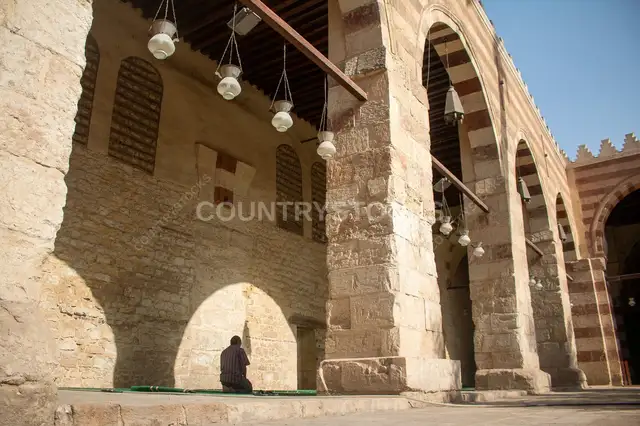 منظر داخلي واسع للمسجد الأزرق في القاهرة مع رجل يصلي 2