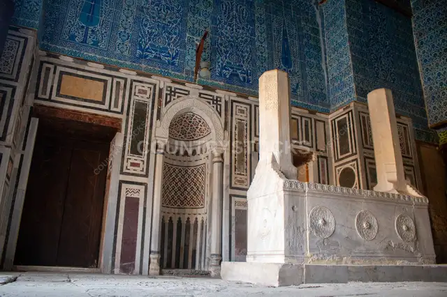 ضريح جوه المسجد الأزرق (مسجد الأمير آق سنقر) في القاهرة