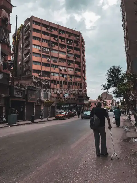 رجل مسن يمشي في شارع وسط البلد، القاهرة
