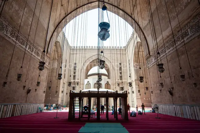منظر داخلي لمسجد السلطان حسن 3