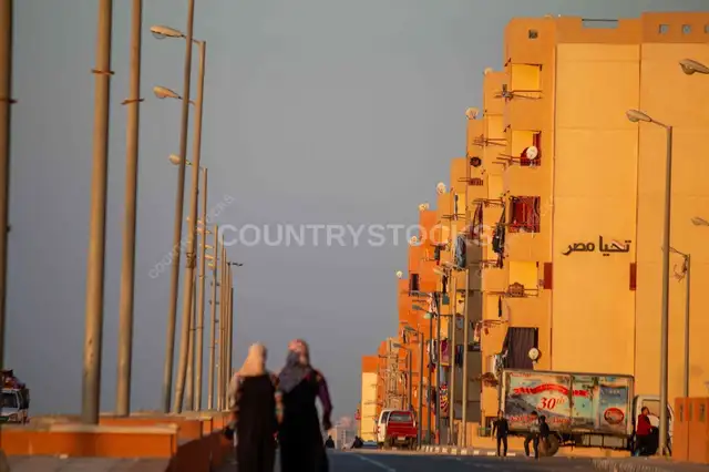سيدتان تمشيان في الأسمرات بالقاهرة