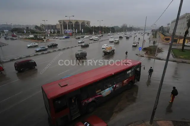 أتوبيس المدينة في المطر بالقاهرة