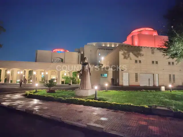 تمثال أم كلثوم ليلاً أمام دار الأوبرا المصرية بالقاهرة