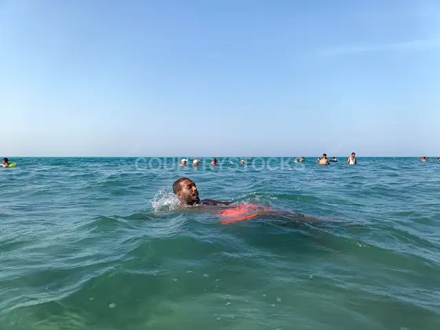 رجل يسبح في البحر الأحمر، الغردقة