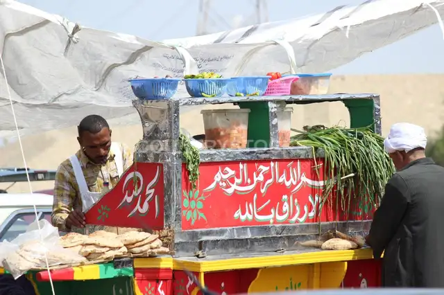 عربية فول شارع قاهري – خبز تقليدي ومكونات طازجة