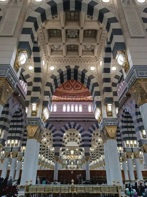 داخل المسجد النبوي، المدينة المنورة