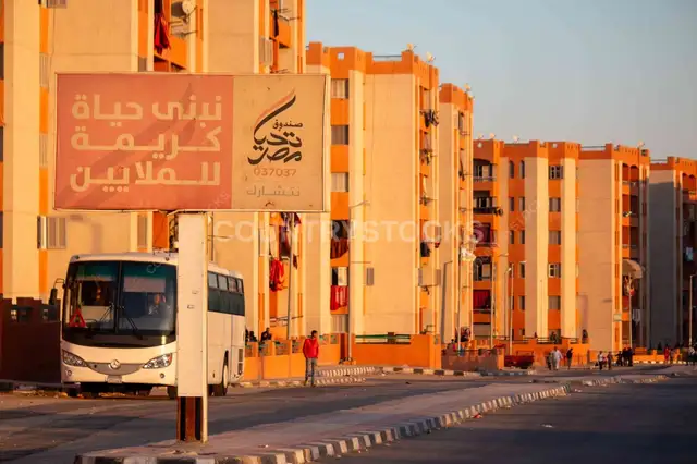 شارع سكني في حي الأسمرات مع أتوبيس، القاهرة